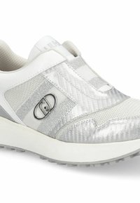 Baskets blanches avec des accents argentés, tissu texturé, détails lisses, bandes élastiques, et une semelle rembourrée pour le confort et le soutien.