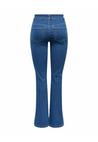 Pantalones vaqueros acampanados en azul oscuro con una textura suave, de cintura alta y dos bolsillos traseros. El dobladillo es ancho en la parte inferior.