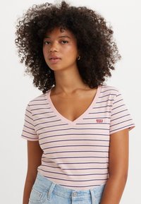 Levi's® - PERFECT V NECK - T-shirt med print - cool chalk pink Miniatyrbild 1