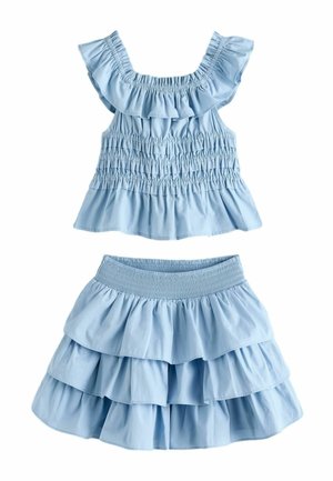 Conjunto azul claro de dos piezas con top de hombros descubiertos con volantes y falda con volantes en capas, con detalles elásticos fruncidos en ambas piezas.
