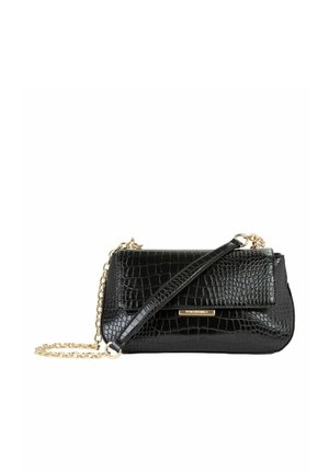 Sac à main en cuir synthétique noir effet crocodile avec une bandoulière chaîne dorée et une fermeture plate. Présente un logo discret et une surface texturée. Design compact.