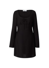 Zwarte lange mouw jurk met een vierkante halslijn, geplooide taille en een strikdetail aan de voorkant. Gemaakt van lichtgewicht, gestructureerde stof.