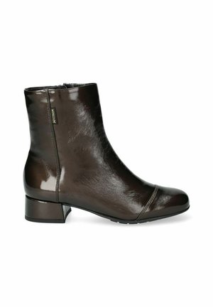 Botte cheville en cuir marron foncé brillant avec un petit talon bloc, fermeture éclair latérale et détail de couture subtil près de la zone des orteils.