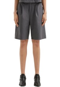 Grijze geklede shorts met plooien, tot de knie, gemaakt van lichtgewicht stof. Heeft zijzakken en een nette, gestructureerde silhoeet.