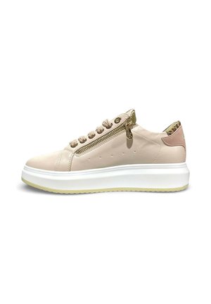 Sneaker beige con suola bianca spessa, zip laterale, lacci strutturati e collo imbottito con un motivo sottile.