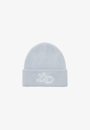 Lichtblauwe gebreide beanie met een omgeslagen boord, met witte geborduurde letters "L&D." Glad textuur met een verticale ribbelpatroon.