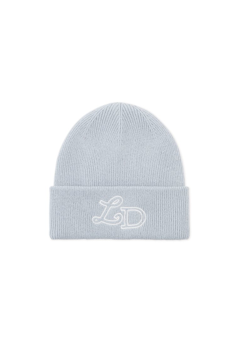 Beanie tricotat de culoare albastru deschis, cu un manșon pliat, având literele brodate în alb "L&D." Textură netedă cu un model vertical de dungi.