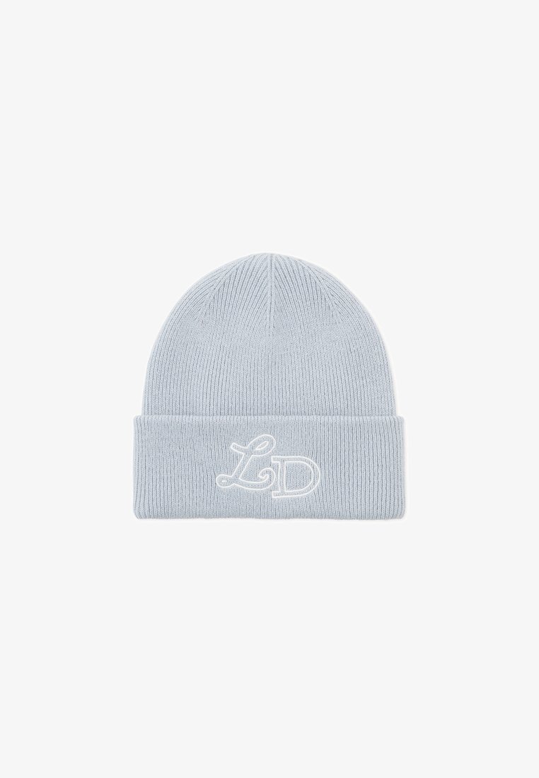 Gorro de punto azul claro con puño doblado, que presenta letras bordadas en blanco "L&D". Textura suave con patrón de canalé vertical.