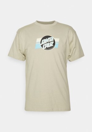 Jasnobeżowa koszulka z krótkim rękawem i okrągłym dekoltem, z centralnym logo "Santa Cruz Skateboards" w kolorach czarnym, białym i jasnoniebieskim.