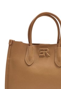 Borsa in pelle color tan con due manici corti, logo impresso sul davanti e dettagli cuciti sui lati. Texture liscia.