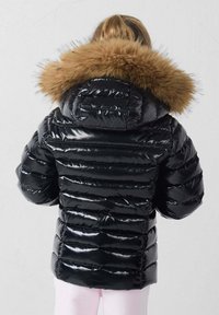 Zwarte pufferjas met een glanzende afwerking, voorzien van een afneembare bruine faux fur capuchon. Horizontale doorgestikte ontwerp, lange mouwen en een aangesloten pasvorm.