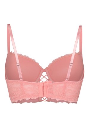 Soutien-gorge en dentelle rose avec bretelles réglables, fermeture dos à agrafes, et détails décoratifs en croisillons entre les bonnets et la bande.