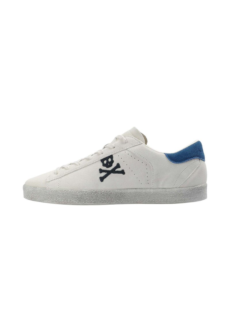 Zapatillas bajas de ante blanco con una pestaña en el talón azul. Cuentan con bordado de calavera y huesos cruzados en negro en el costado y suela texturizada en gris.