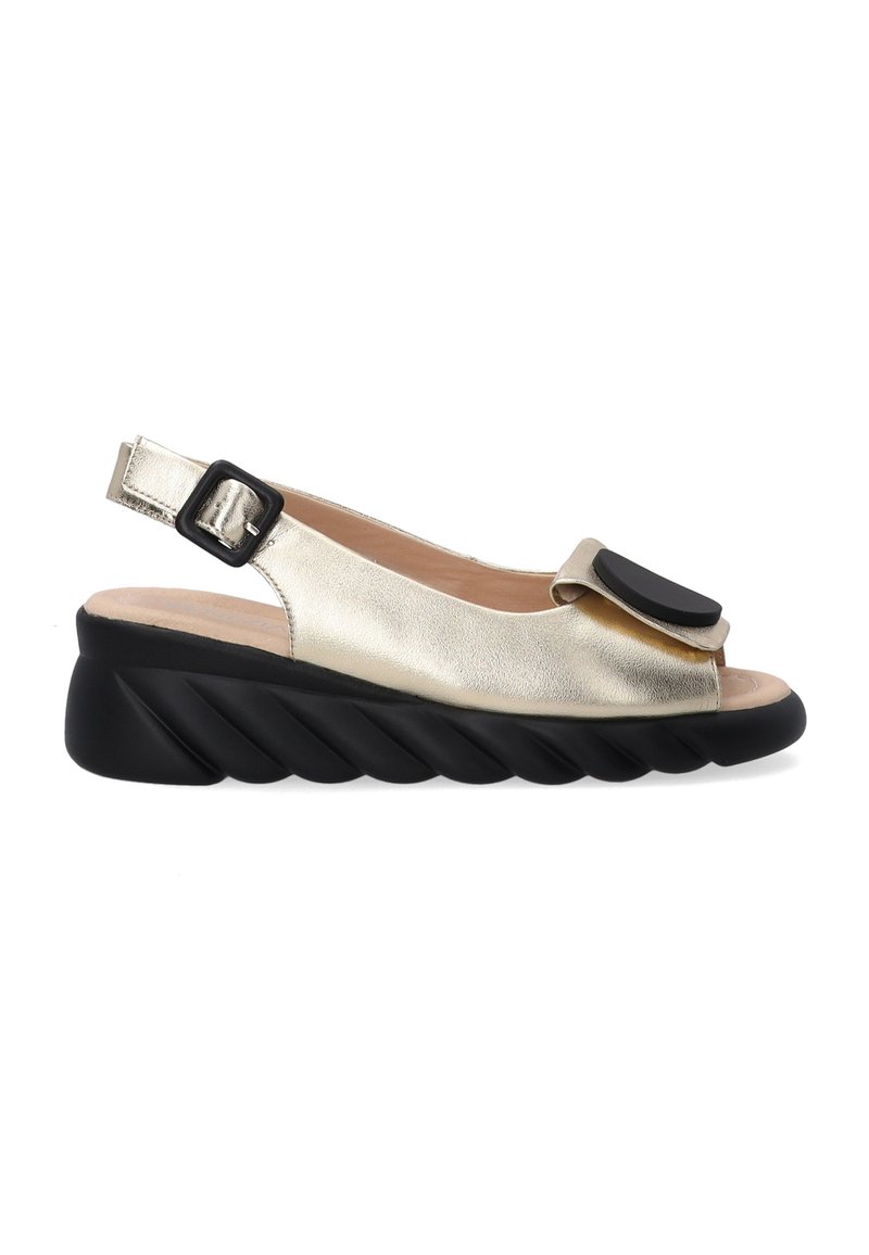 Metalická zlatá sandál s otevřenou patou a černým akcentem, designem peep-toe a texturovanou wedge podrážkou. Nastavitelná spona pro bezpečné upevnění.