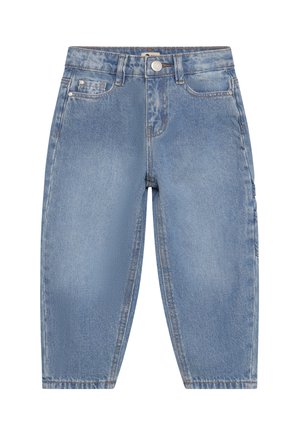 Blaue Denim-Kinderhose mit Gürtelschlaufen, Frontknopf, Reißverschluss und Fünf-Taschen-Stil, auf weißem Hintergrund gezeigt.