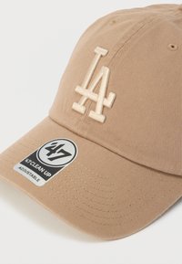 Καπέλο μπέιζμπολ σε ανοιχτό καφέ χρώμα με κεντημένο το λογότυπο "LA", ρυθμιζόμενο λουράκι και κυκλικό ετικέτα που εμφανίζει την ετικέτα "47 Clean Up". Ομαλή, υφή ύφασμα.