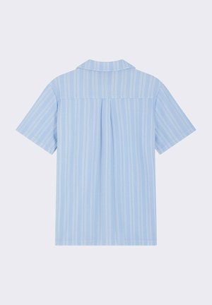 Chemise à manches courtes bleu clair avec des rayures blanches verticales, dotée d'un col décontracté et d'une pince centrale au dos pour la forme.
