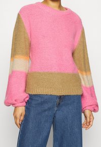 Mads Nørgaard Maglione - pink
