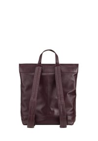 Zaino in pelle di colore bordeaux scuro, di forma rettangolare, dotato di due spallacci e di una maniglia superiore. Texture liscia con hardware minimale.