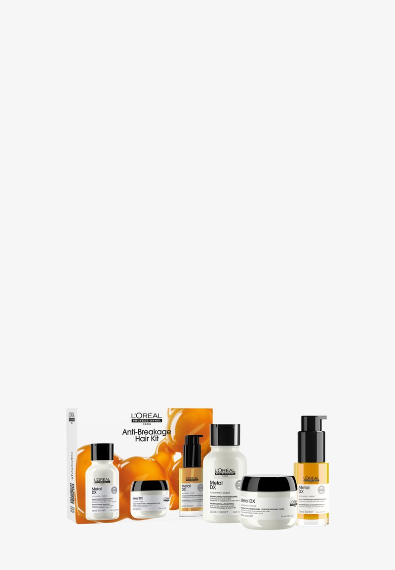 De Anti-Breakage Haar Kit van L'Oréal bevat vijf flessen in verschillende maten, voornamelijk verpakt in wit en oranje, met zwarte accenten en etiketten.