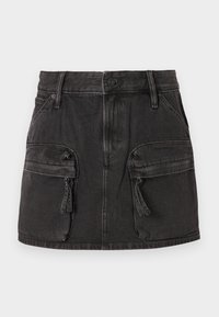 Gonna di jeans nera con vita aderente, due tasche cargo frontali e texture sbiadita. Presenta una chiusura con bottone e passanti per cintura.