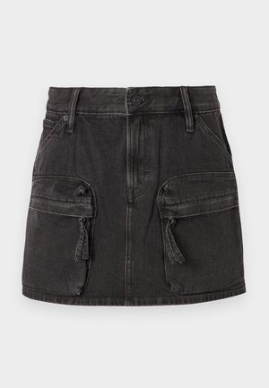 Czarna spódnica dżinsowa z dopasowaną talią, dwoma przednimi kieszeniami cargo i wyblakłą teksturą. Wyposażona w zapięcie na guzik i szlufki na pasek.