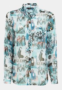 Durchsichtige Button-up-Bluse mit einer Collage aus Bildern und dem Wort "GUESS" in aqua- und türkisfarbenen Tönen. Lange Ärmel und klassischer Kragen.
