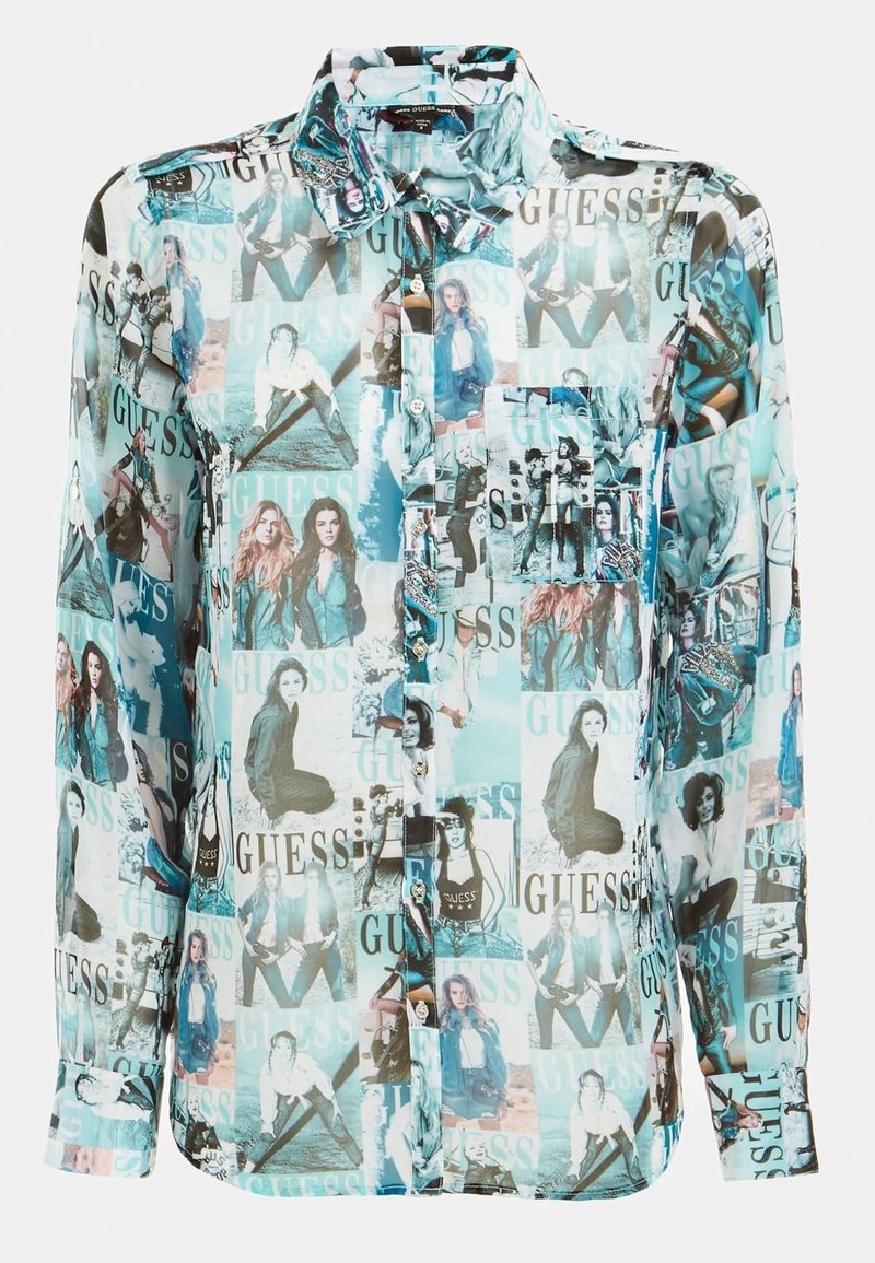 Durchsichtige Button-up-Bluse mit einer Collage aus Bildern und dem Wort "GUESS" in aqua- und türkisfarbenen Tönen. Lange Ärmel und klassischer Kragen.
