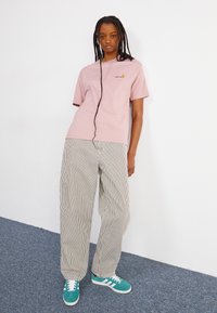 Carhartt WIP AMERICAN SCRIPT - T-shirt basique - glassy pink