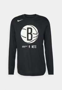 Schwarz langärmliges Shirt aus leichtem Material, mit großem weißem Brooklyn Nets Logo und Schriftzug auf der Vorderseite. Nike-Logo oben.