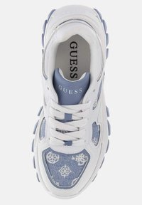 Sneakers bianchi con dettagli blu chiaro e mesh. Presentano una tomaia in tessuto a motivo, punta rotonda e suola in gomma spessa.
