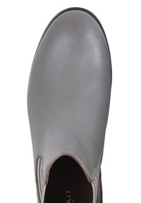 Stivale alla caviglia in pelle grigia con punta rotonda, pannelli laterali elasticizzati e dettagli di cucitura. Texture liscia e suola nera solida.