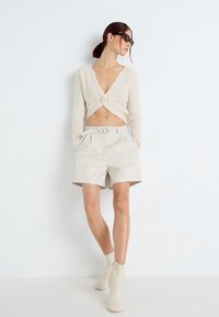 ONLY ONLLARISA V NECK  - Strikkegenser - cloud dancer