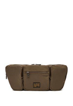 Riñonera marrón de G-Star Originals con tres compartimentos con cremallera y un parche del logo de la marca en negro y amarillo en el bolsillo central.