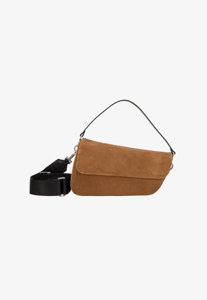 Braune Wildleder-Handtasche mit schwarzem Riemen, Klappenverschluss und Metallakzenten. Die Oberfläche hat eine weiche Textur und zeigt dezentes Branding.