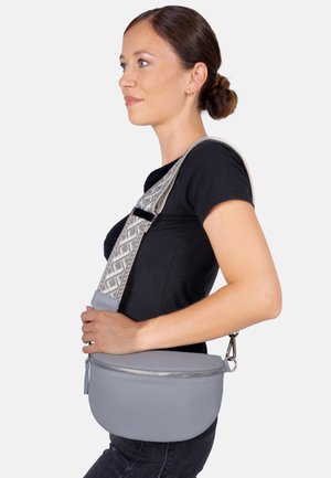Graue Leder-Crossbody-Tasche mit strukturiertem Finish, ausgestattet mit einem gemusterten verstellbaren Riemen in Beige und Grau sowie einem silbernen Reißverschluss.