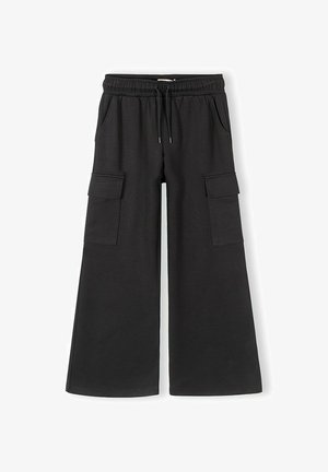 Fekete, széles szárú nadrág rugalmas derékpánttal, húzózsinórral, oldalzsebekkel és nagy rakott zsebekkel az egyes combokon.