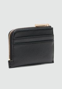Portafoglio in pelle nera con finitura textured, caratterizzato da una cerniera dorata e numerosi scomparti per carte su un lato. Design rettangolare compatto.