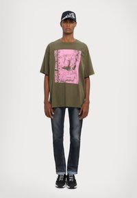 Versace Jeans Couture SWAN LOGO  - T-shirt print - olive
