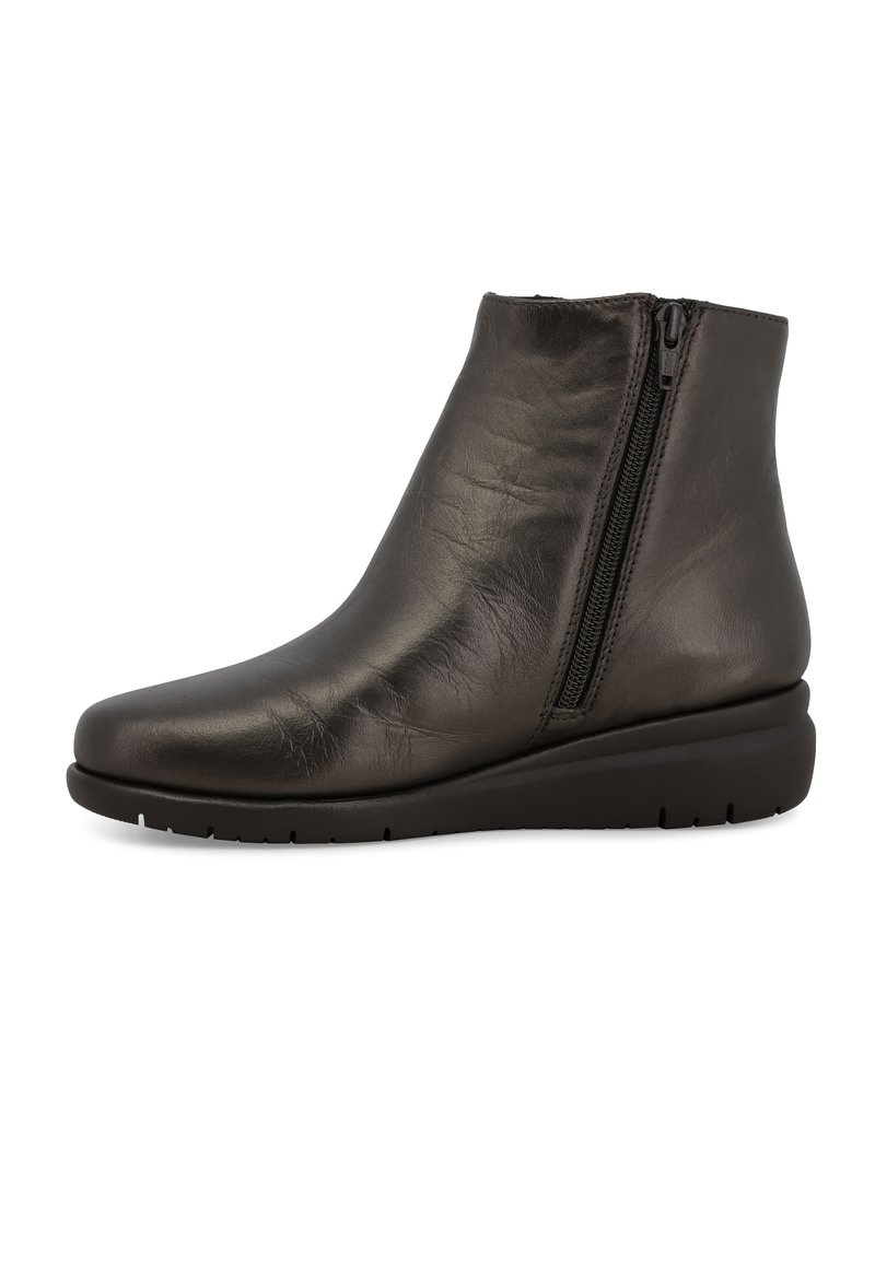 Stivaletto in pelle nera con texture liscia, punta affusolata, zip laterale e suola a wedge bassa per comfort e stabilità.