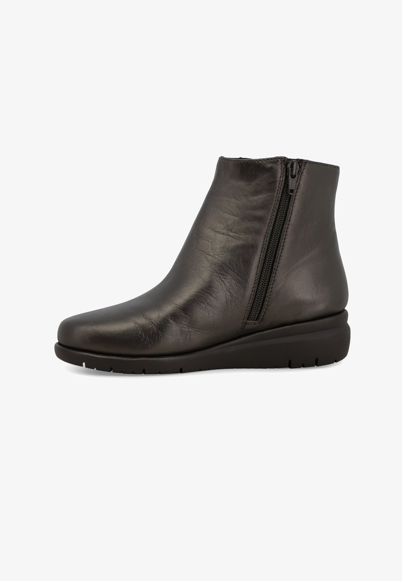 Stivaletto in pelle nera con texture liscia, punta affusolata, zip laterale e suola a wedge bassa per comfort e stabilità.