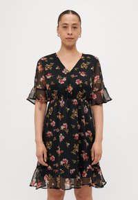 Robe noire à fleurs avec des manches courtes et volantes. Présente un décolleté en V, une taille élastique et un ourlet évasé arrivant au genou. Fleurs roses et jaunes.