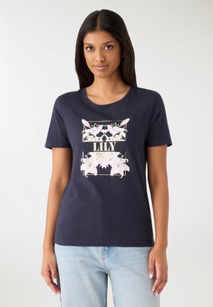 Granatowy bawełniany t-shirt z krótkimi rękawami, ozdobiony kwiatowym nadrukiem w kolorach różowym i białym, z dodatkiem złotego napisu "LILY".
