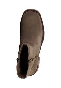 Bruine suede enkellaars met een ronde neus, een zijrits en minimale stikdetails. Platte zool met een lichte hak. Gestructureerde afwerking.