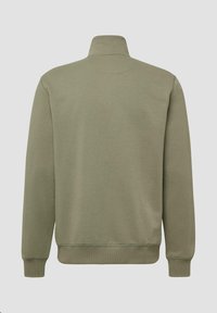 Zielona oliwkowa bluza z zamkiem, wykonana z miękkiego materiału, z wysokim kołnierzem, ściągaczami przy rękawach i prostym designem, bez widocznych logo lub wzorów.