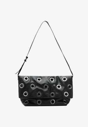 Schwarze Ledertasche mit mehreren silbernen Ösen, einem umschlagbaren Design und einem einzelnen Tragegurt. Glatte Textur mit einem weichen Erscheinungsbild.