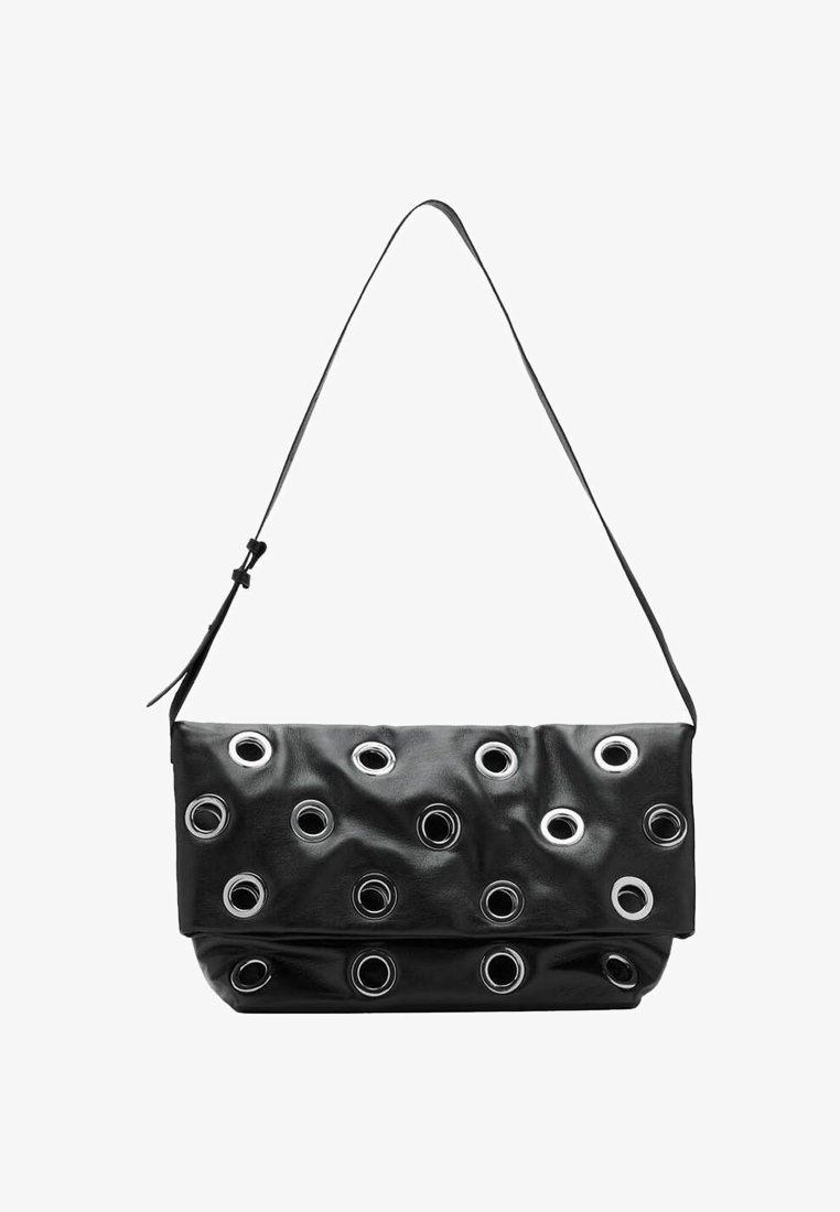 Bolso de cuero negro con múltiples ojales plateados, diseño plegable y una sola correa para llevar. Textura suave con una apariencia blanda.