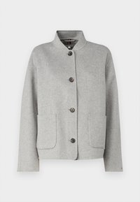 Grå uldjakke med høj krave, fem frontknapper og to store forlommer. Glat tekstur og lidt oversized pasform.