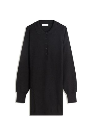 Černé polo tričko s dlouhým rukávem, zapínáním na knoflíky, žebrovanými manžetami a měkkou texturou; má klasický design límce.