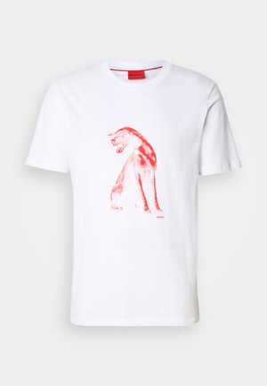 Camiseta blanca de algodón con un gráfico rojo de un animal rugiente de perfil, con cuello redondo y un pequeño logo en la esquina inferior.